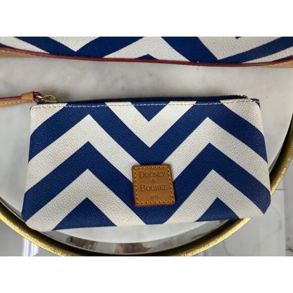 Dooney & Bourke Navy Chevron Tote w/ Pouch Canvas Leather Trim NWT Excellent - Picture 4 of 12